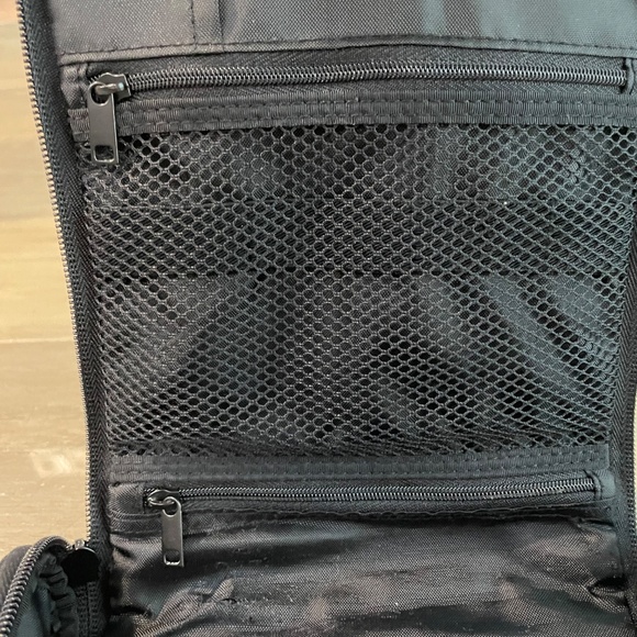 Excellent Condition Hanging Travel Toiletry Bag - Picture 4 of 13